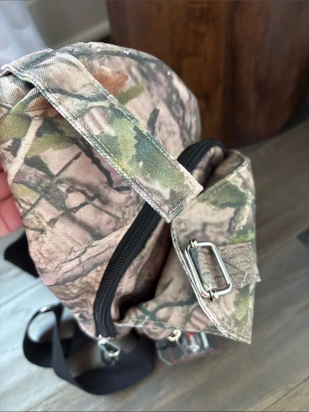 Beautiful Giant Unisex Camo Sling Bag,tactical,4 zipper,remove adjust strap,hunt